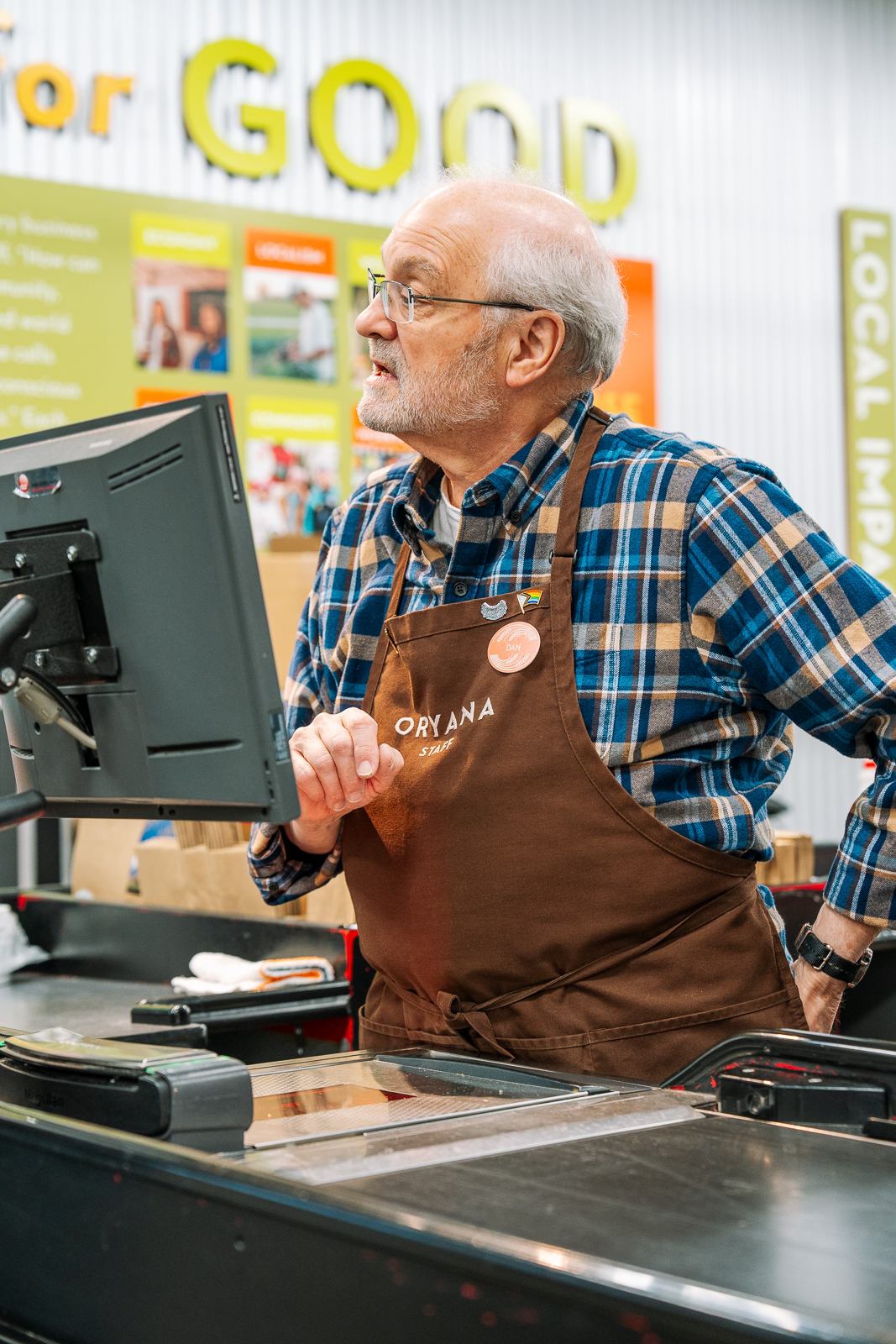 Oryana employee helping a customer read a product label in the store
